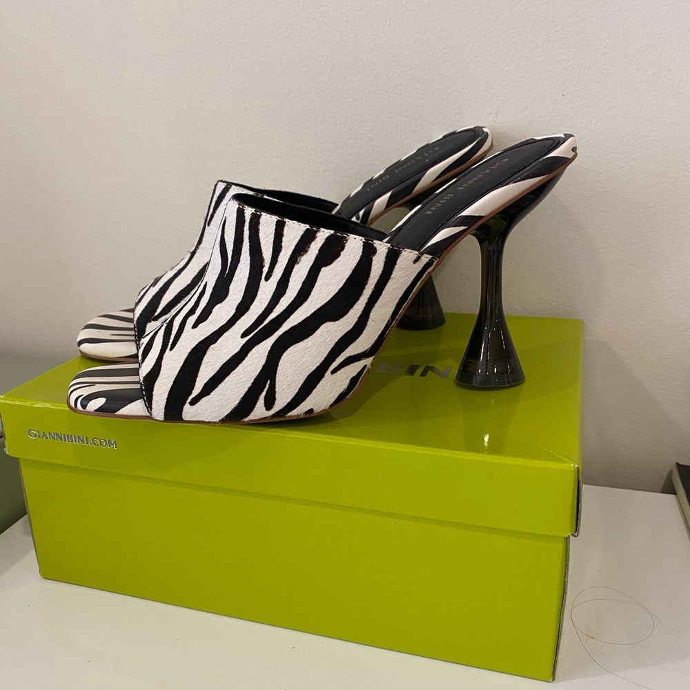 Size 9.5 Gianni Bini Heels!